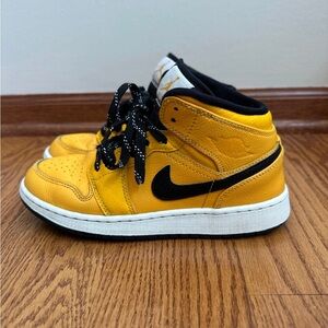 Nike Air Jordan 1 Shoes Kids Size 4.5Y University Gold Black